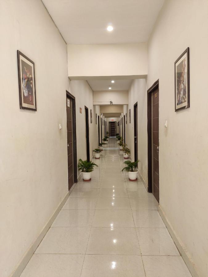 Hotel Maple Delite Lakhnaú Exteriér fotografie